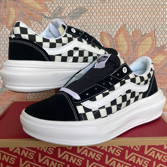 Vans Men’s Old Skool Over
Checkerboard Black/Checker
VN0A7Q5E95Y
Sneakers - Picture 7 of 16